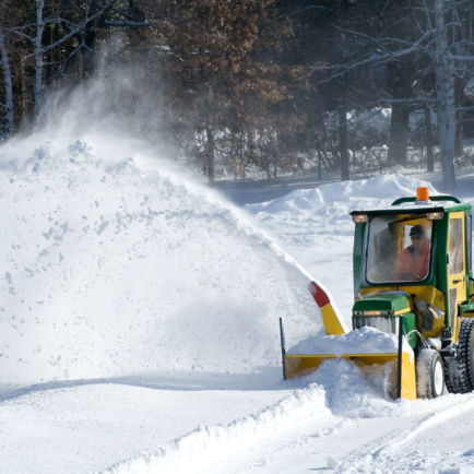 Chasse-neige, route enneigée en cours de déneigement et anti verglas