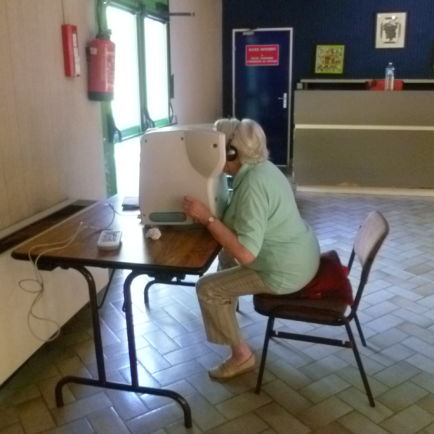 Personne âgée testant sa vue pour bien conduire