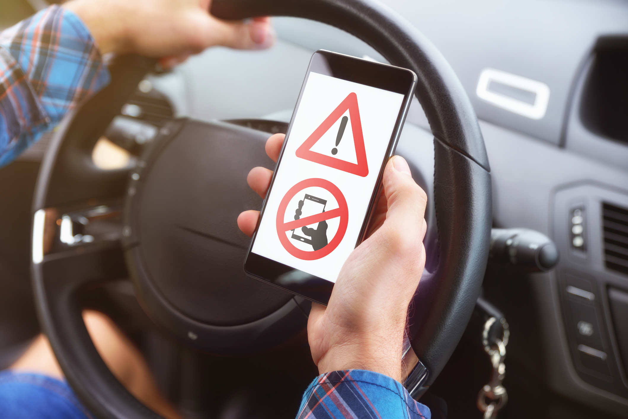 Sécurité routière : qu'est-il permis et interdit de faire au volant ?