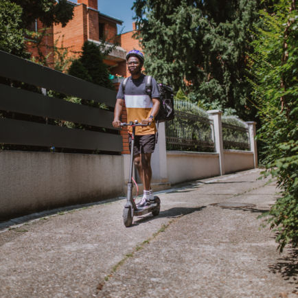 Homme dans la vingtaine circulant en EDPM avec un casque